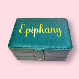 Estuche verde de cuero con la palabra "Epiphany" en dorado