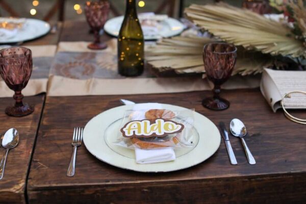 Lugar de mesa decorado con etiqueta personalizada en un evento