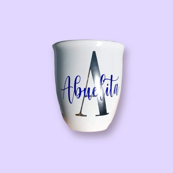 Taza con nombre personalizado blanca personalizada con letra azul y diseño floral.