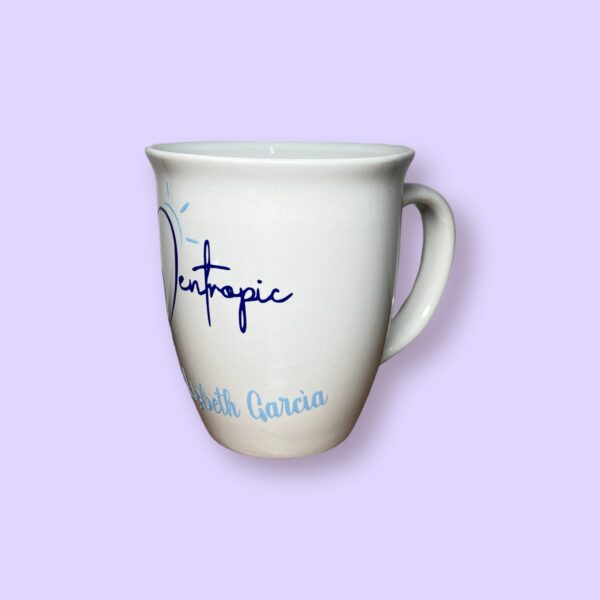 Taza decorativa de lado con logo tipo personalizado con fondo morado