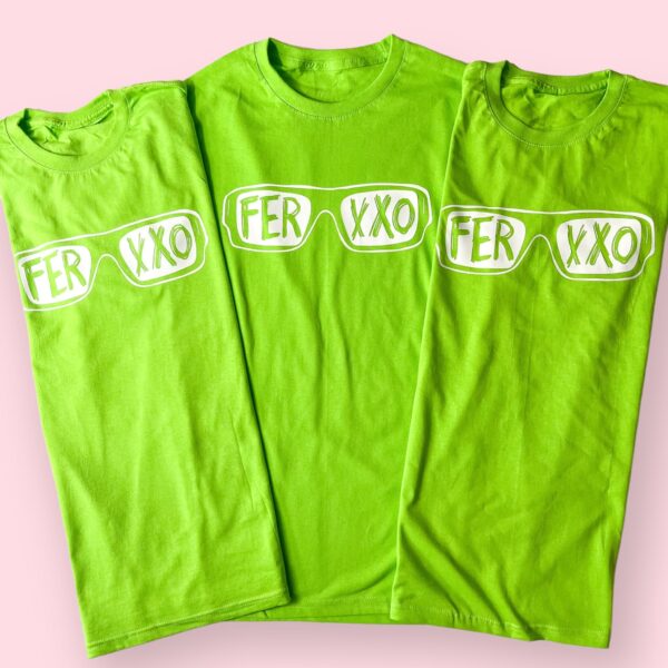 Camiseta verde lima con un diseño de gafas blancas que contienen el texto 'FERXXO'