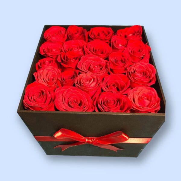 Caja personalizada con rosas rojas y listón rojo