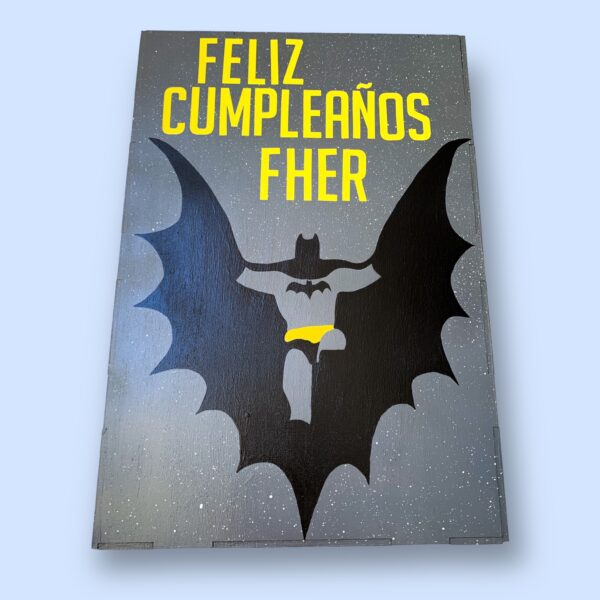 Caja personalizada con diseño de Batman color gris hecha a mano