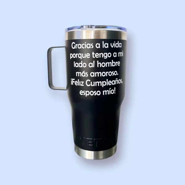 Termo con dedicatoria de color negro personalizado con dedicatoria, ideal para regalar en ocasiones especiales o para añadir un toque personal a tu día a día. Perfecto para mantener tus bebidas a la temperatura ideal.