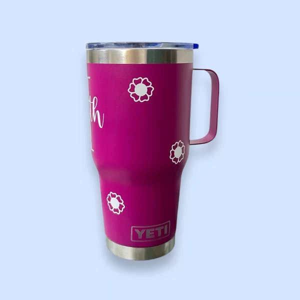 Termo 30 oz flores y color morado con diseño único y personalización disponible