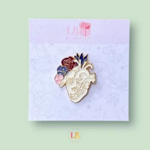 Pin de corazón de rosas
